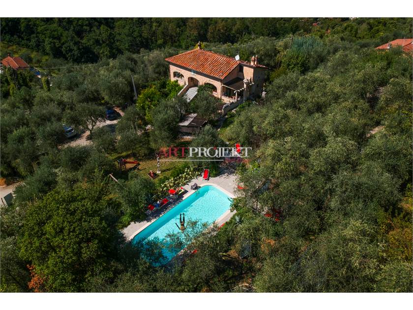 Rustico Toscano con piscina in vendita a Camaiore / ARTPROJEKT