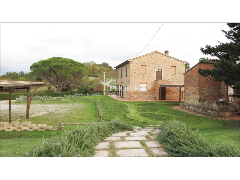 Rustic Tuscan style farmhouse with swimming pool. / ARTPROJEKT