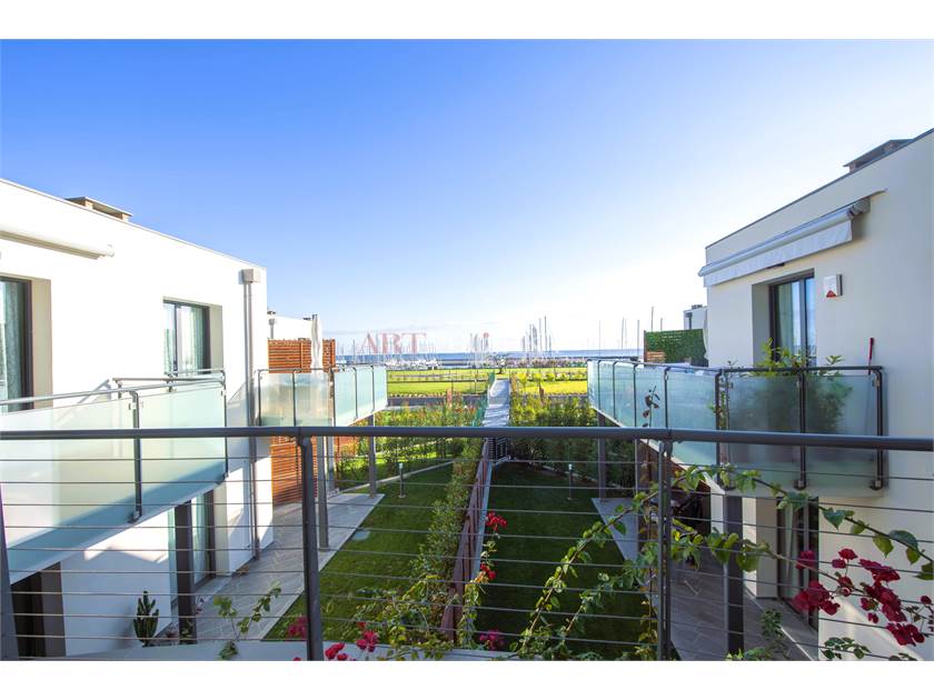 Seafront apartment with garden / ARTPROJEKT