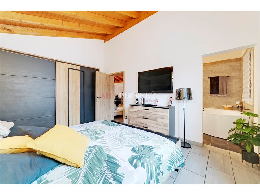 LUMINOSO ATTICO DI 4,5 LOCALI A SANT’ANTONINO / ArtProjekt SA