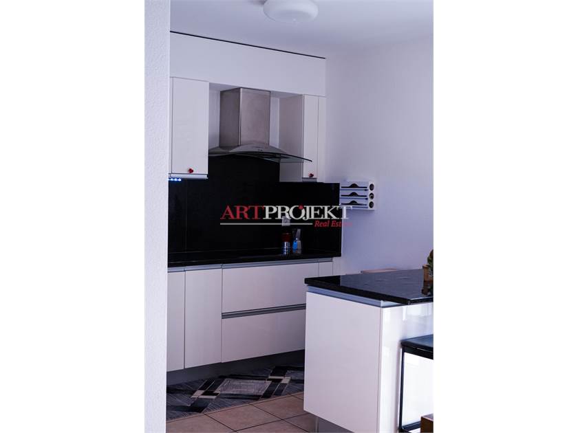 BELLISSIMO APPARTAMENTO CON GIARDINO A SANT'ANTONINO / ArtProjekt SA