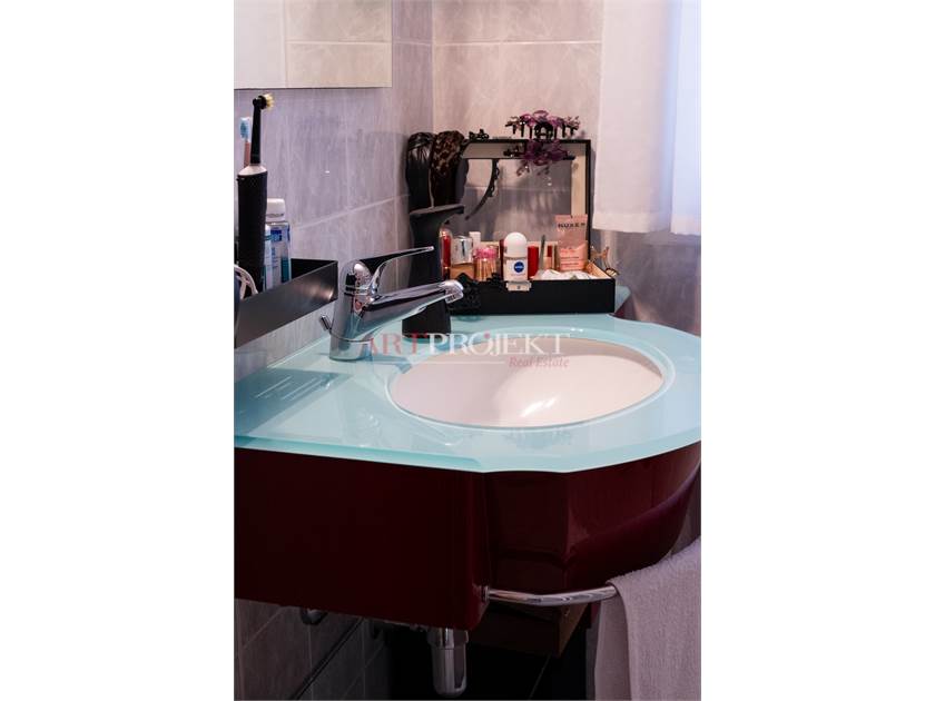 BELLISSIMO APPARTAMENTO CON GIARDINO A SANT'ANTONINO / ArtProjekt SA