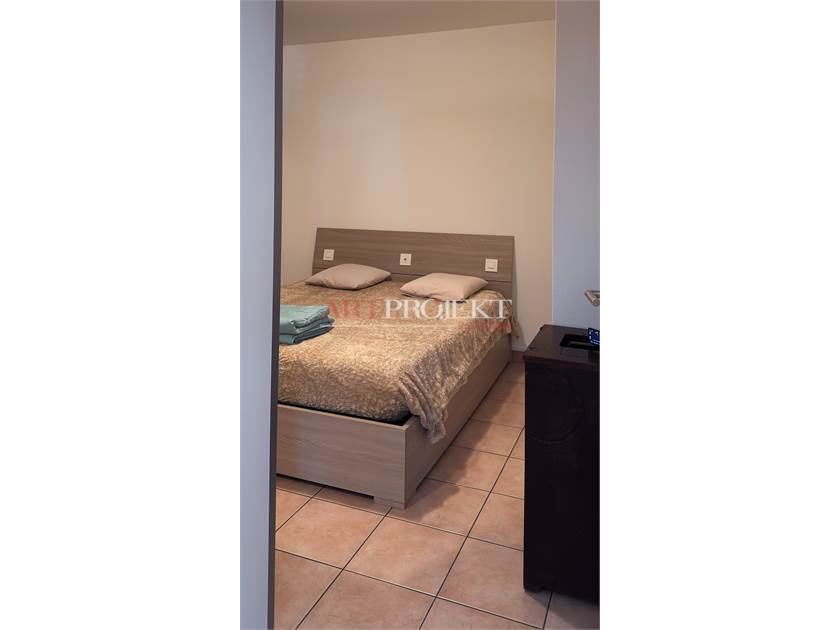 BELLISSIMO APPARTAMENTO CON GIARDINO A SANT'ANTONINO / ArtProjekt SA