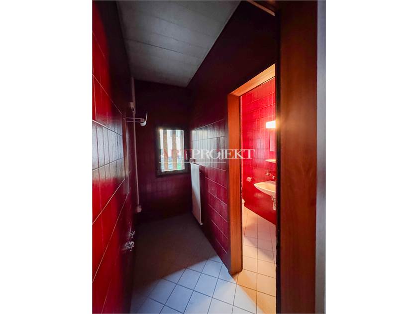 SPAZIO COMMERCIALE AL PIANO TERRA IN POSIZIONE STRATEGICA / ArtProjekt SA