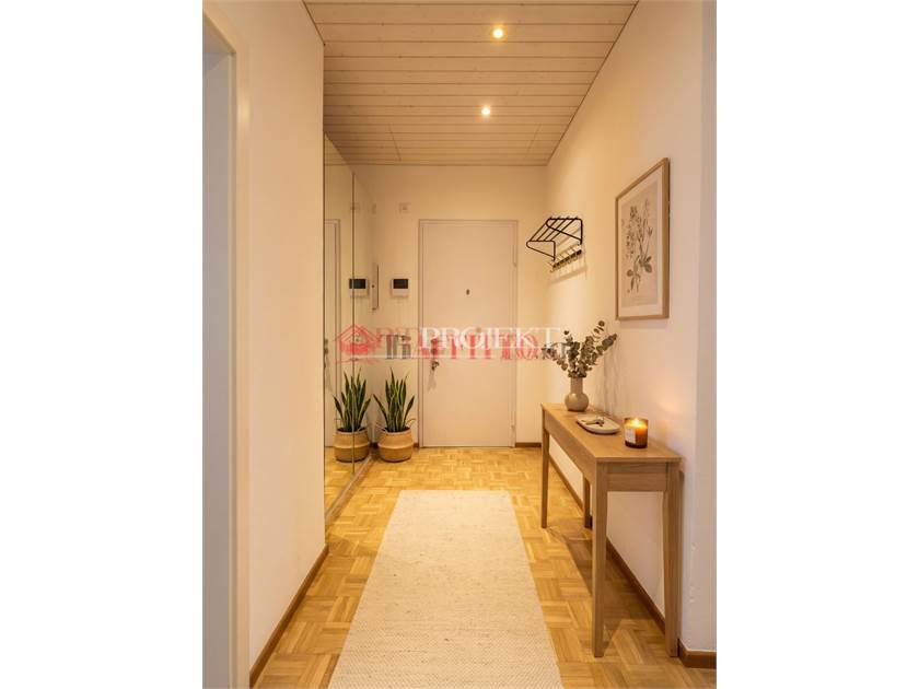 ELEGANTE MANSARDA 2.5 LOCALI NEL CUORE DI LUGANO / ArtProjekt SA