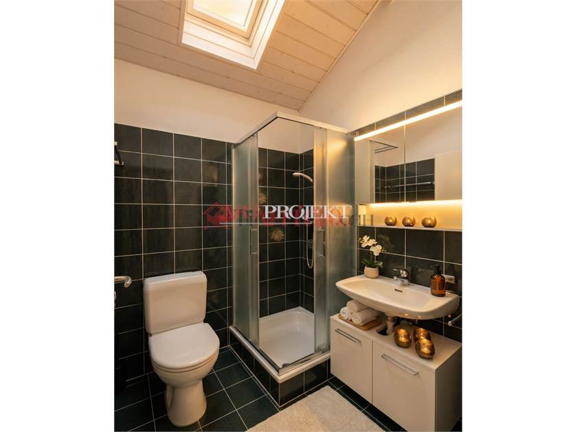 ELEGANTE MANSARDA 2.5 LOCALI NEL CUORE DI LUGANO / ArtProjekt SA