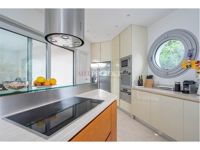 Lugano – Prestigiosa villa con vista lago e raffinati spazi esterni / ArtProjekt SA